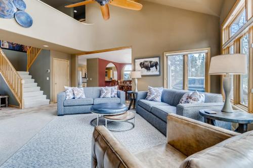 Perfect for Your Family Vacay with yard, hot tub & Pet Friendly! home in Silverthorne, USA