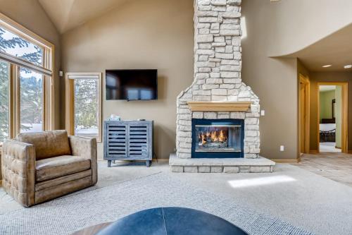 Perfect for Your Family Vacay with yard, hot tub & Pet Friendly! home in Silverthorne, USA