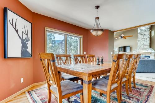Perfect for Your Family Vacay with yard, hot tub & Pet Friendly! home in Silverthorne, USA