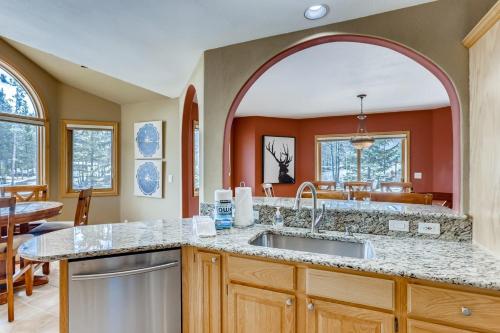 Perfect for Your Family Vacay with yard, hot tub & Pet Friendly! home in Silverthorne, USA