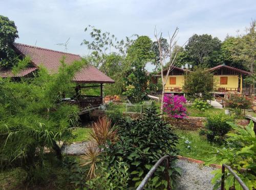 Brown House Resort - 정원