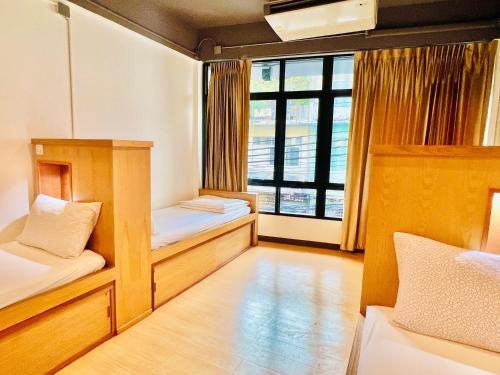 4 twin beds