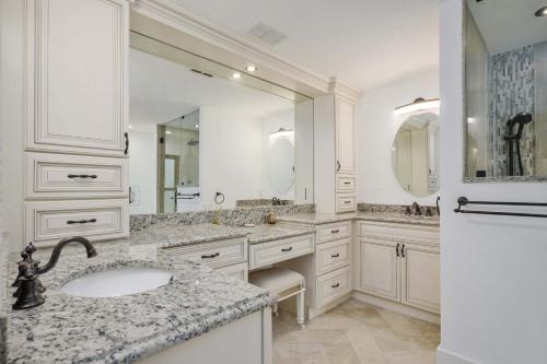 Beach Daze 4 Bedrooms Private Heated Pool Pets WiFi Hot Tub Sleeps 11 - image 11