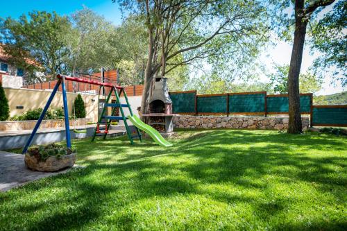 Spēļu laukums, Villa Breeze - perfect getaway in untouched nature in Bisko