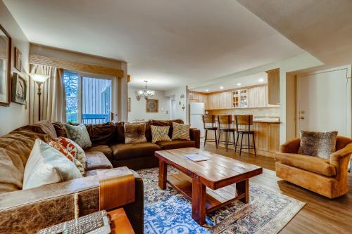 Kick back in our mountain getaway! Nearby outdoor activities and more! condo in Keystone, USA
