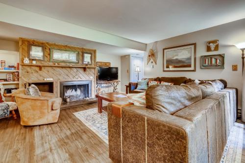 Kick back in our mountain getaway! Nearby outdoor activities and more! condo in Keystone, USA