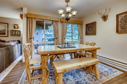 Kick back in our mountain getaway! Nearby outdoor activities and more! condo in Keystone, USA