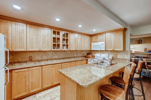 Kick back in our mountain getaway! Nearby outdoor activities and more! condo in Keystone, USA