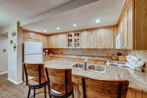 Kick back in our mountain getaway! Nearby outdoor activities and more! condo in Keystone, USA