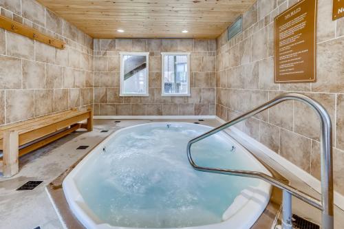 Kick back in our mountain getaway! Nearby outdoor activities and more! condo