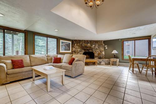 Kick back in our mountain getaway! Nearby outdoor activities and more! condo