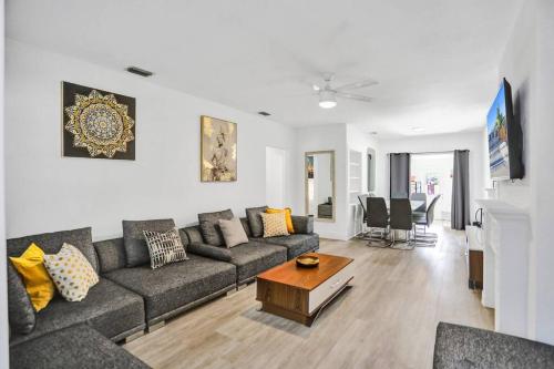 TRENDY-LUX-HOUSE-6BR/3BATHS-8MIN FROM SOUTH BEACH !