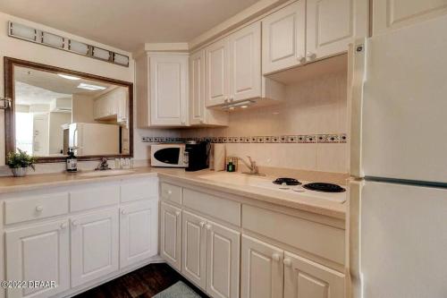 Sleeps 4: Family-Friendly Beach Condo and Resort in Daytona Beach, USA