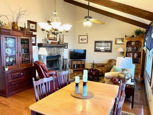 Mountainside 202 Townhome - Pet Friendly in Swiss, USA