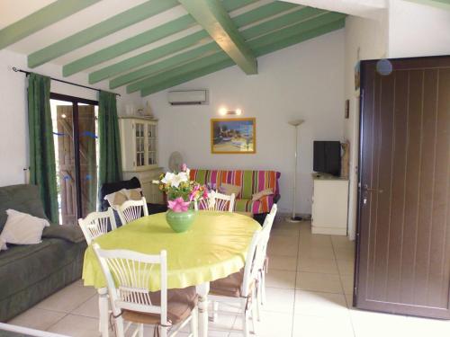 2 bedrooms, 5 beds