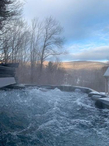 5 Bedroom House on Hunter Mountain w large 8 Person Hot Tub, Very Private