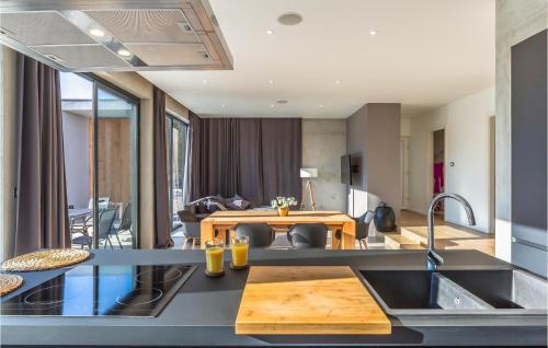 virtuve, Gorgeous Home In Katuni in Katuni