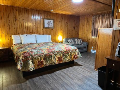 Sunset Motel at Armands Gardens in Saint Ignace, USA