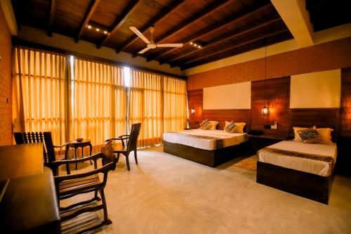 1 queen bed, 1 twin bed