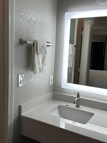 Sleepy Traveler Motel - image 11