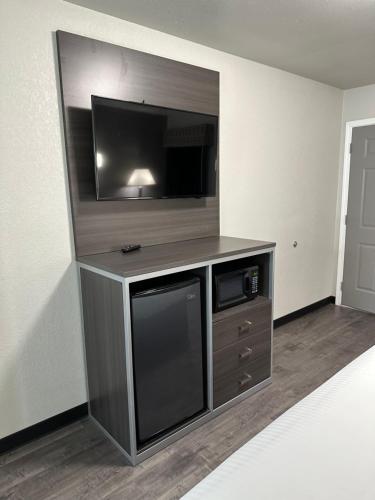 Sleepy Traveler Motel - image 9