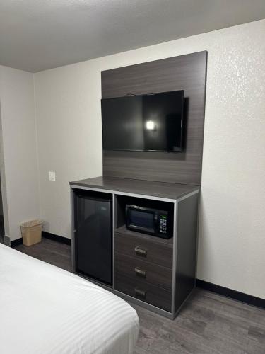 Sleepy Traveler Motel - image 14