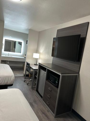 Sleepy Traveler Motel - image 13