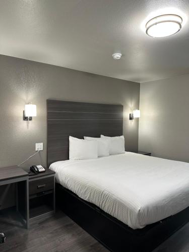 Sleepy Traveler Motel - image 14