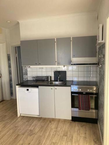 Entire Town House on Ground floor front of Lake in Marsta