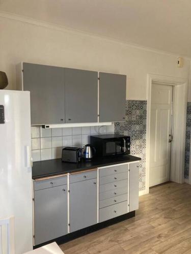 Entire Town House on Ground floor front of Lake in Marsta