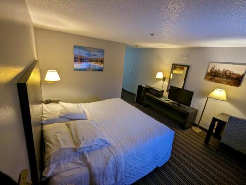 Woodfield Inn and Suites