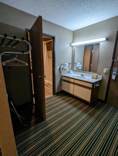 Woodfield Inn and Suites