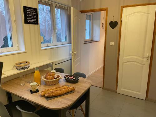 Appartement situé entre La Bresse et Gérardmer - 13 minutes des pistes de ski - 2 personnes - Cuisine équipé avec Four, plaque de cuisson, lave-vaisselle, Machine à café, Raclette