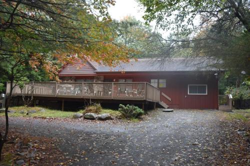 5 Bdr Cabin Game rm Large Deck Fireplace FireTable in Lake Harmony, USA