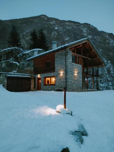 Chalet Walser immerso in una proprietà privata di 3000mq in 13020 Piode