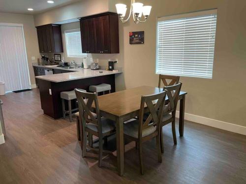 Konyha, Family friendly 4-bdrm 3.5 bath w guest suite near Arborétum