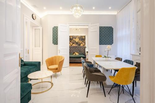 Premium Art Deco Apartment at Broadway // 4BDR & 3BR, Budapeszt