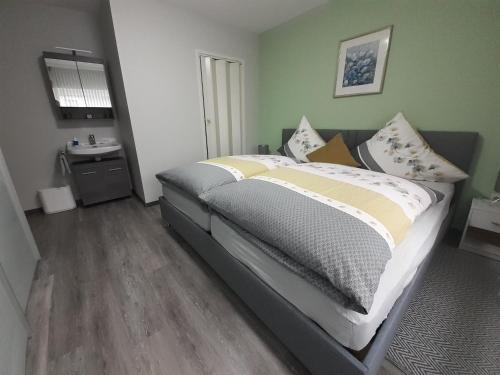 Nähe Nürburgring in Quiddelbach, Gästezimmer mit Lounge (Nahe Nurburgring in Quiddelbach, Gastezimmer mit Lounge) in Quiddelbach