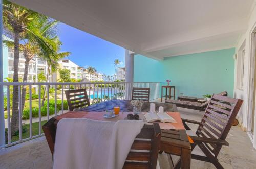 Playa Turquesa Pool views, Luxury Beach Apartment