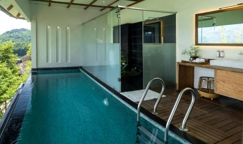 Badkamer, Mountain Shadows Resort Wayanad in Varadoor