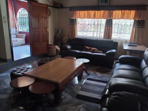 Greton Holiday Villa in מרו