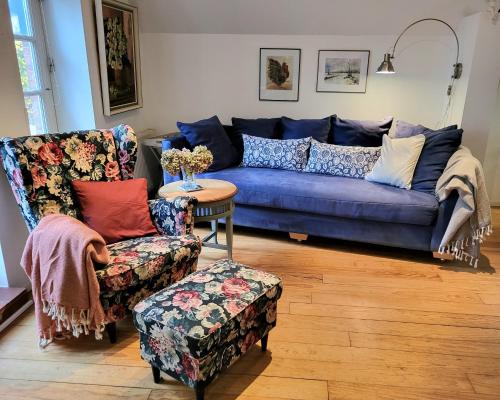 Die blaue Reetdachkate am Deich in Balje