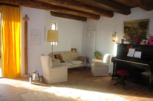 La Casa Altrui- Camere e Zona relax con Giardino BnB Smarano