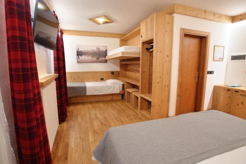 1 double bed, 1 twin bed