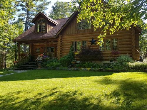 Christine's Log Cabin Bed and Breakfast - Accommodation - Lakefield