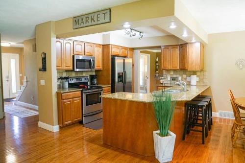 B&B Toledo - 4BR/2.5BA Home boasting 2400sqft and Eat-in KTN - Bed and Breakfast Toledo