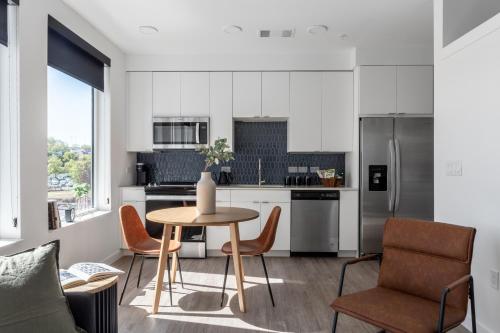 Mint House Nashville - The Gulch - Division St - 주방