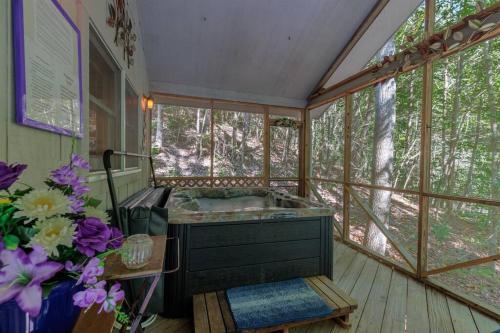 Hot tub, Misty Mountain Hop - Cobbly Nob Cabin with HotTub, Fast Wi-Fi, Privacy, Pool in Pittman Center