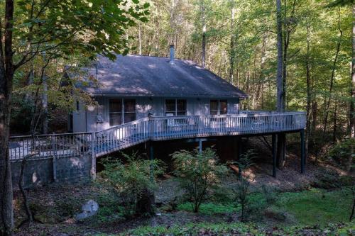 Misty Mountain Hop - Cobbly Nob Cabin with HotTub, Fast Wi-Fi, Privacy, Pool