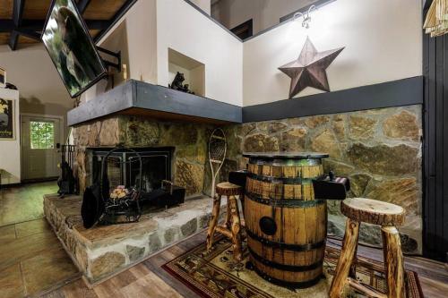 Misty Mountain Hop - Cobbly Nob Cabin with HotTub, Fast Wi-Fi, Privacy, Pool